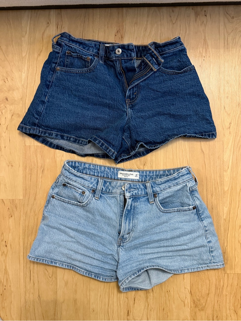 3 pairs of shorts (Abercrombie & Guess) - Size 26